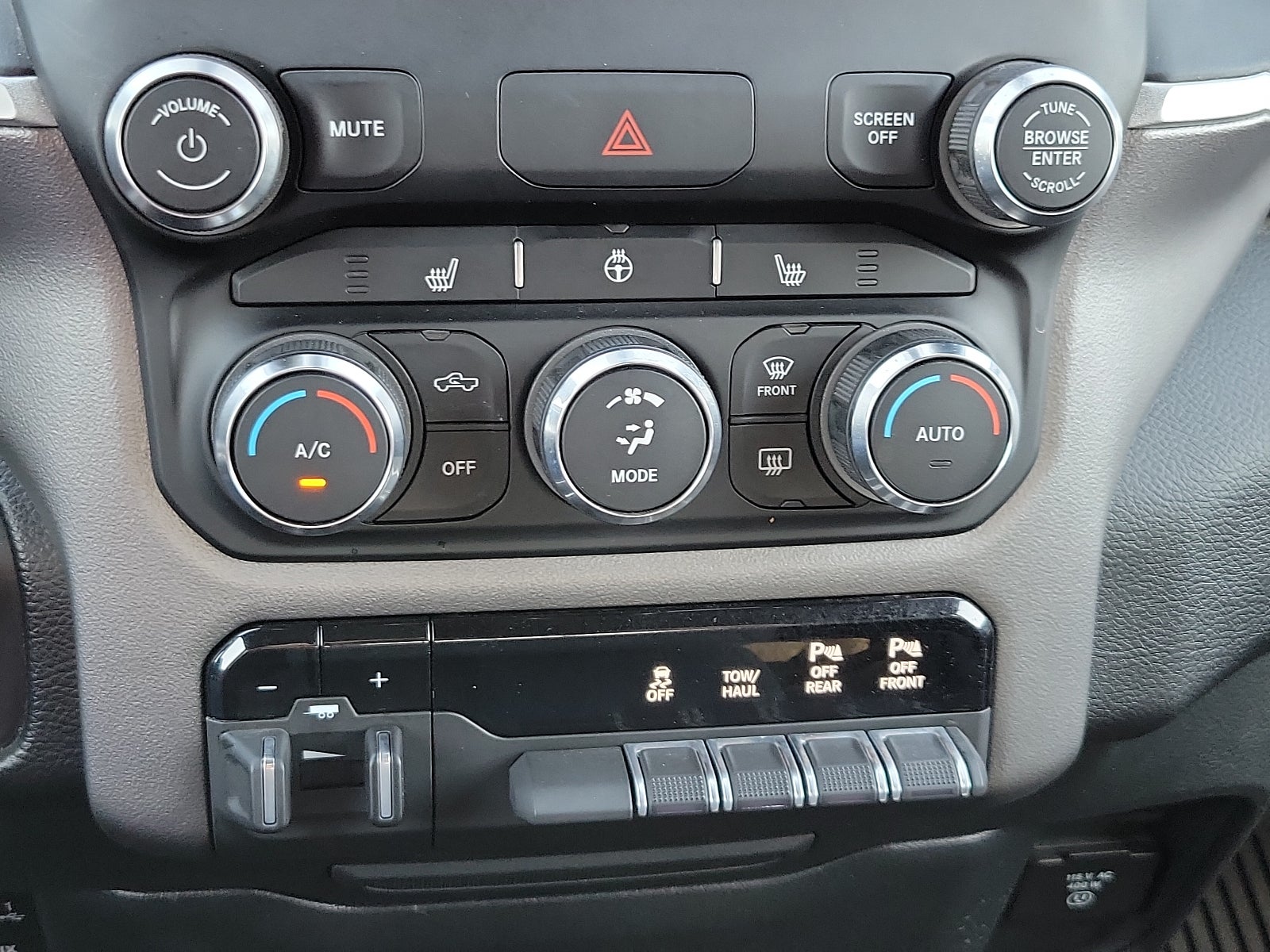 2022 RAM 1500 Big Horn Crew Cab 4x4 5'7" Box