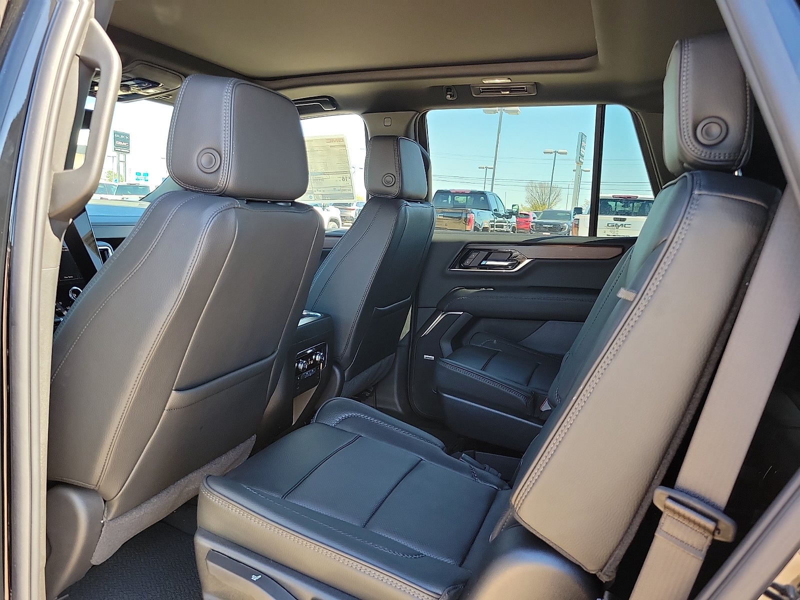 2026 GMC Yukon Denali - Photo 10