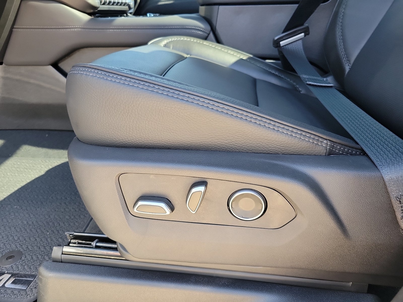 2026 GMC Yukon Denali - Photo 13