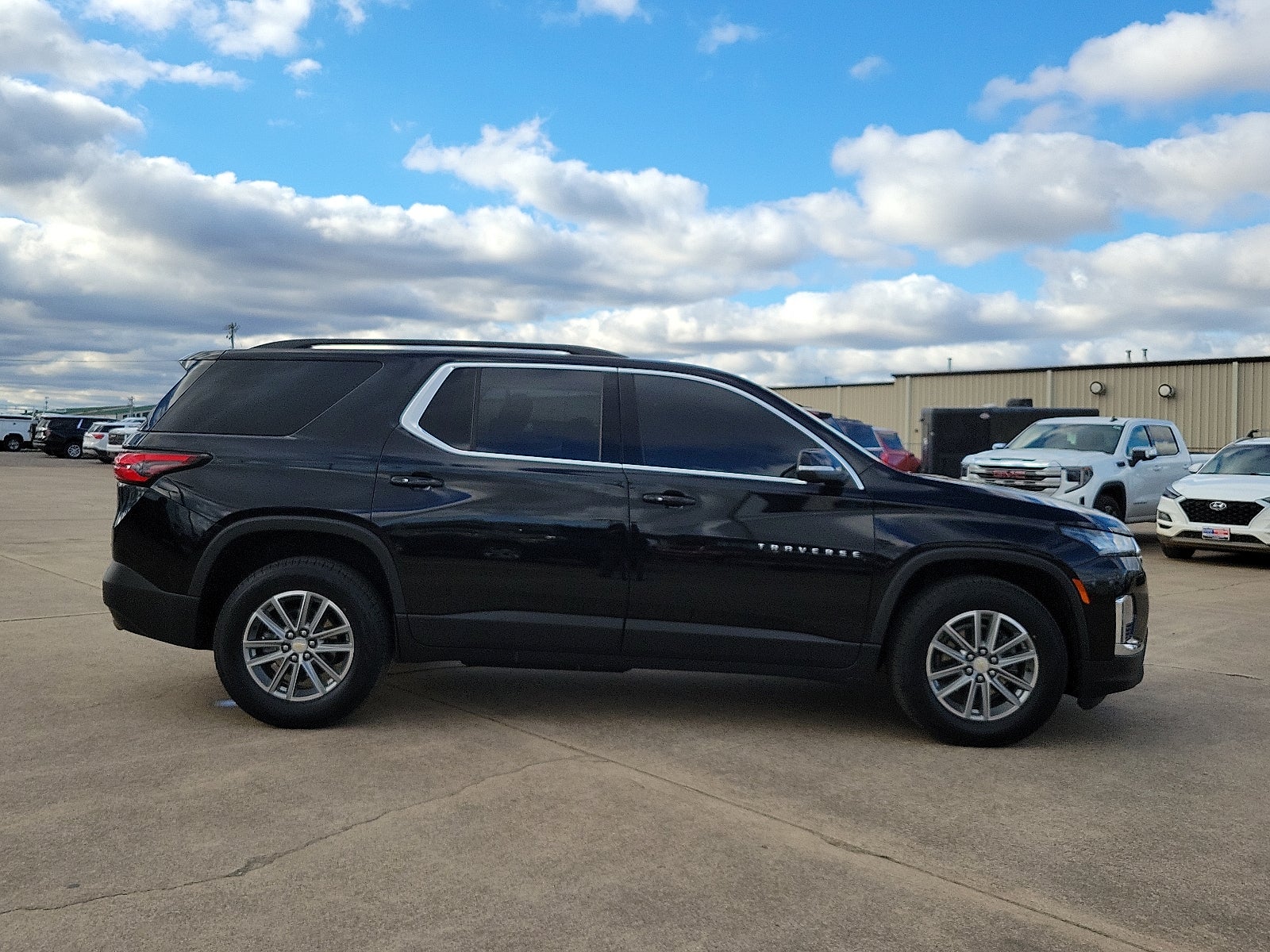 2023 Chevrolet Traverse LT Leather