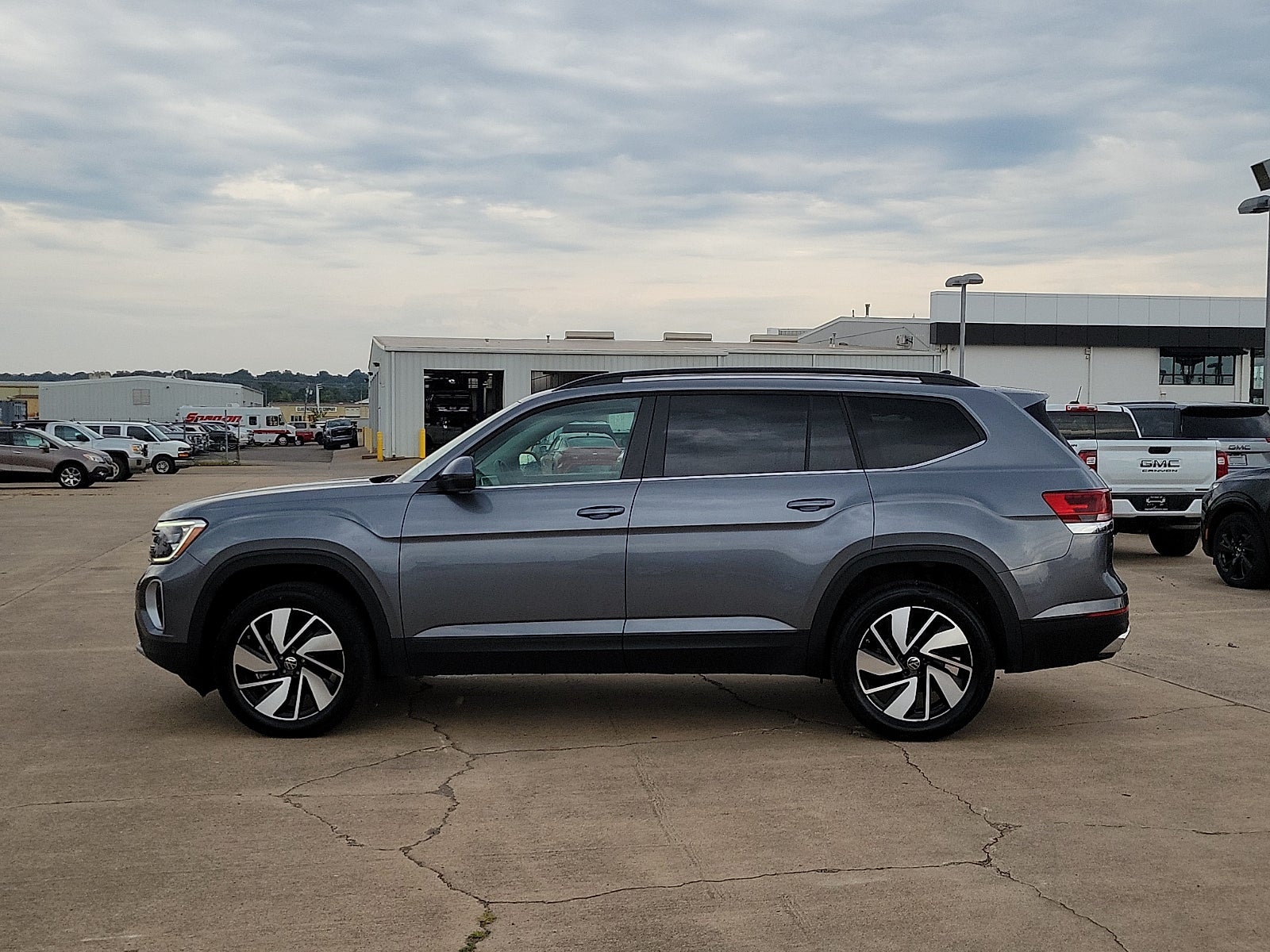 2025 Volkswagen Atlas 2.0T SE w/Technology