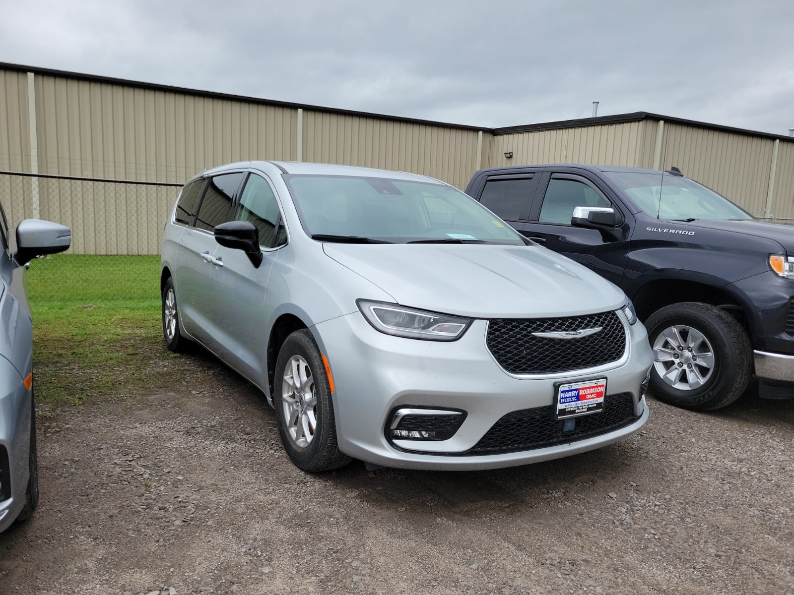 2024 Chrysler Pacifica Touring L's photo