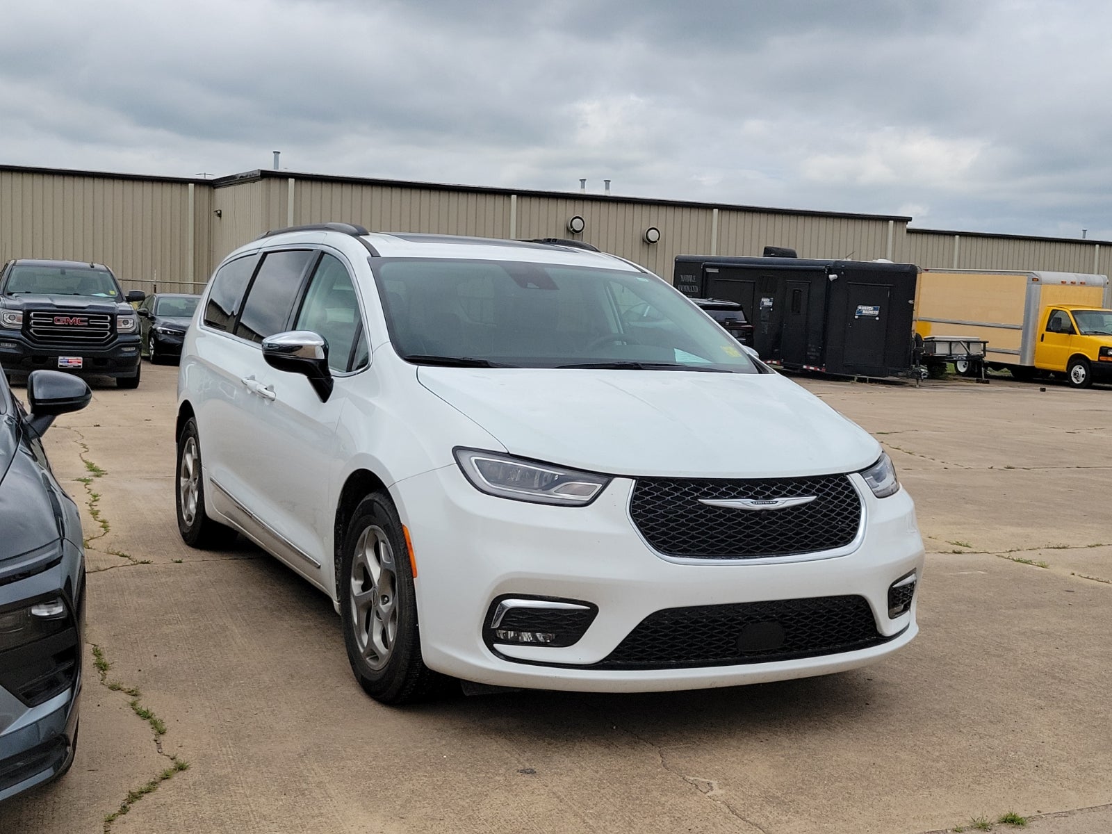 2023 Chrysler Pacifica Limited's photo