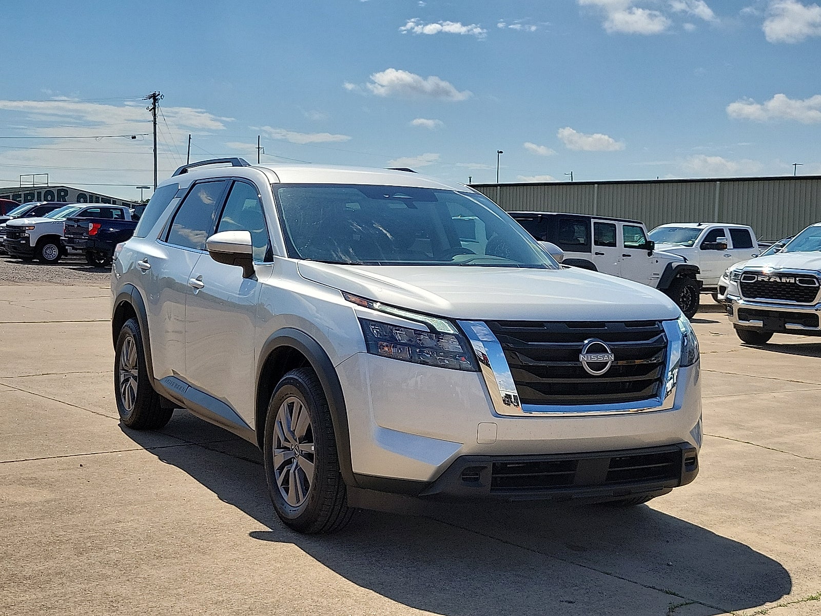 2025 Nissan Pathfinder SV